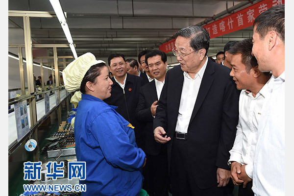 這是俞正聲等在喀什經(jīng)濟(jì)開發(fā)區(qū)深圳產(chǎn)業(yè)園視察電子產(chǎn)品生產(chǎn)線，并與現(xiàn)場工人親切交流。新華社記者 饒愛民 攝