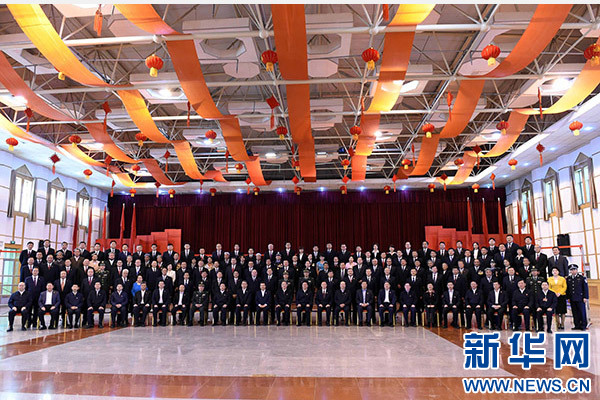這是俞正聲同喀什地區(qū)有關(guān)負(fù)責(zé)同志、各界人士代表、援疆干部代表合影留念。新華社記者 饒愛民 攝