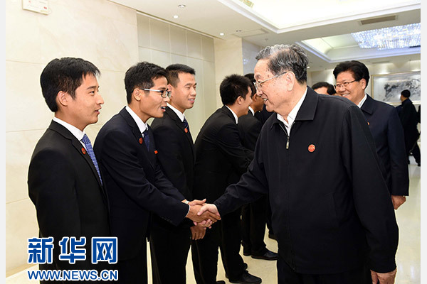 這是俞正聲會見在喀什地區(qū)鄉(xiāng)鎮(zhèn)工作的內(nèi)地高校畢業(yè)生代表。新華社記者 饒愛民 攝