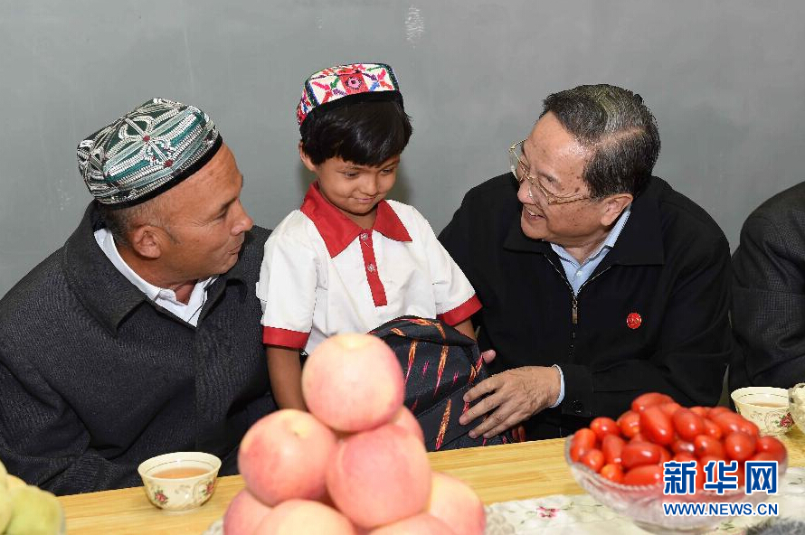9月27日，中共中央政治局常委、全國政協(xié)主席、中央代表團(tuán)團(tuán)長俞正聲率中央代表團(tuán)部分成員赴喀什地區(qū)莎車縣看望各族干部群眾。這是俞正聲到新疆生產(chǎn)建設(shè)兵團(tuán)第三師莎車農(nóng)場維吾爾族團(tuán)場職工家中看望，并向小朋友贈(zèng)送學(xué)習(xí)用品。新華社記者 饒愛民 攝