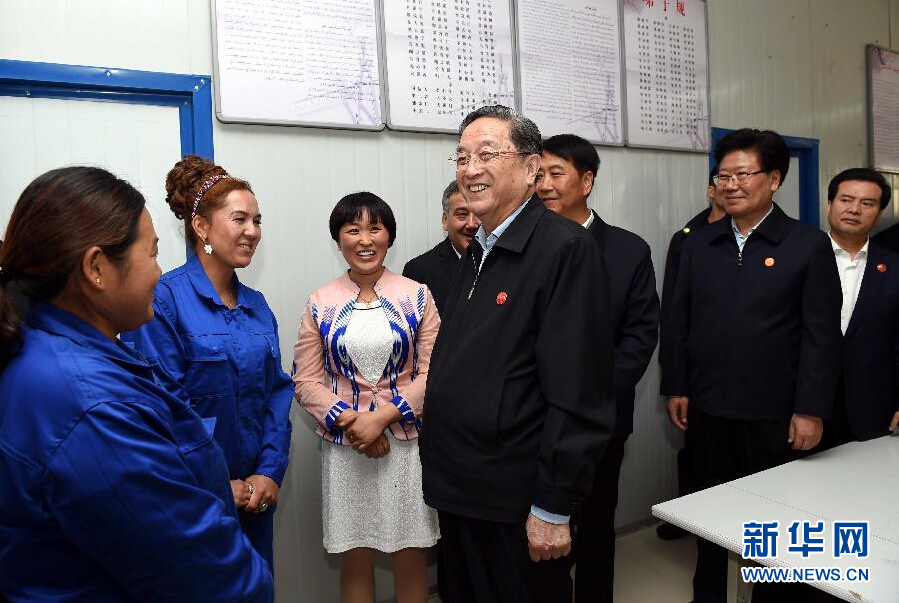 9月27日，中共中央政治局常委、全國政協(xié)主席、中央代表團(tuán)團(tuán)長俞正聲率中央代表團(tuán)部分成員來到新疆英吉沙縣喀什中興手套有限公司考察。新華社記者 饒愛民 攝 