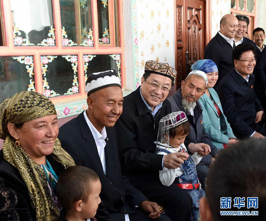 9月27日，中共中央政治局常委、全國政協(xié)主席、中央代表團(tuán)團(tuán)長俞正聲率中央代表團(tuán)部分成員赴喀什地區(qū)莎車縣看望各族干部群眾。這是俞正聲在莎車縣艾力西湖鎮(zhèn)21村看望維吾爾族村民阿布來提·阿不力孜一家。新華社記者 饒愛民 攝