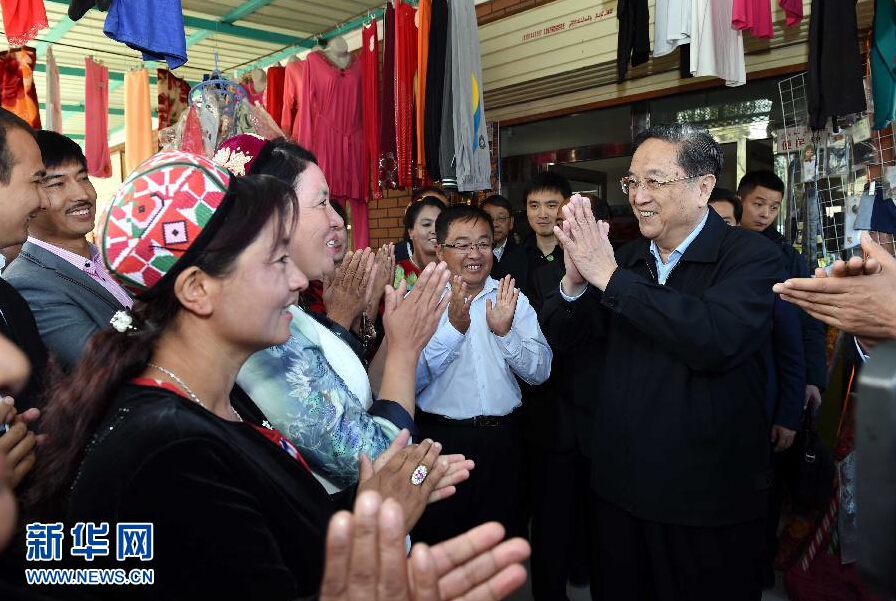 9月27日，中共中央政治局常委、全國政協(xié)主席、中央代表團(tuán)團(tuán)長俞正聲率中央代表團(tuán)部分成員赴喀什地區(qū)莎車縣看望各族干部群眾。這是俞正聲在莎車縣艾力西湖鎮(zhèn)21村看望慰問維吾爾族群眾。新華社記者 饒愛民 攝