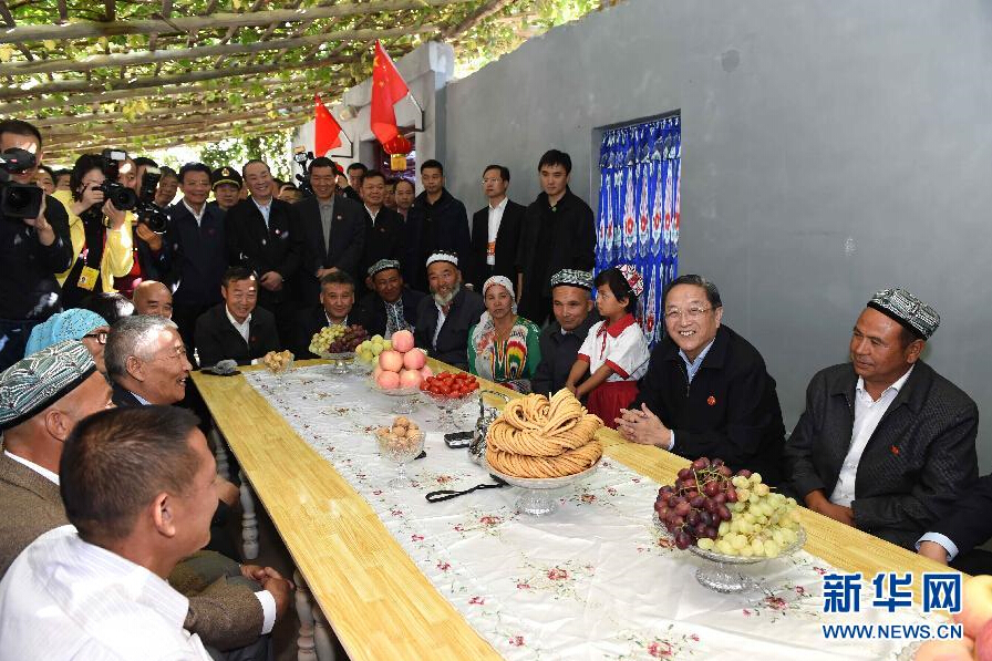 9月27日，中共中央政治局常委、全國政協(xié)主席、中央代表團(tuán)團(tuán)長俞正聲率中央代表團(tuán)部分成員赴喀什地區(qū)莎車縣看望各族干部群眾。這是俞正聲到新疆生產(chǎn)建設(shè)兵團(tuán)第三師莎車農(nóng)場維吾爾族團(tuán)場職工家中看望。新華社記者 饒愛民 攝