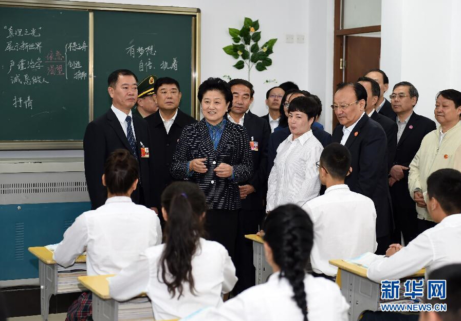 9月27日，中共中央政治局委員、國務院副總理、中央代表團副團長劉延東率中央代表團分團，帶著黨中央、國務院的親切關懷和全國各族人民的深切情誼，來到和田地區(qū)、阿克蘇地區(qū)慰問各族干部群眾，并祝賀大家中秋節(jié)快樂。這是劉延東視察對口援建的和田天津中學。新華社記者 張領 攝