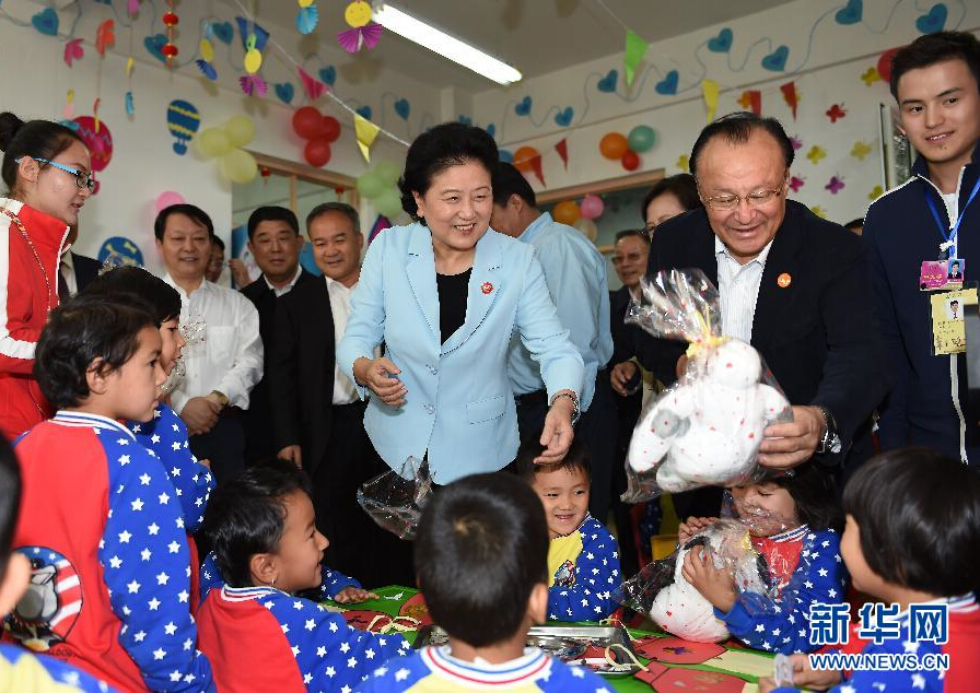 9月27日，中共中央政治局委員、國務院副總理、中央代表團副團長劉延東率中央代表團分團，帶著黨中央、國務院的親切關懷和全國各族人民的深切情誼，來到和田地區(qū)、阿克蘇地區(qū)慰問各族干部群眾，并祝賀大家中秋節(jié)快樂。這是劉延東在阿克蘇市“雙語”幼兒園與孩子們在一起。新華社記者 張領 攝