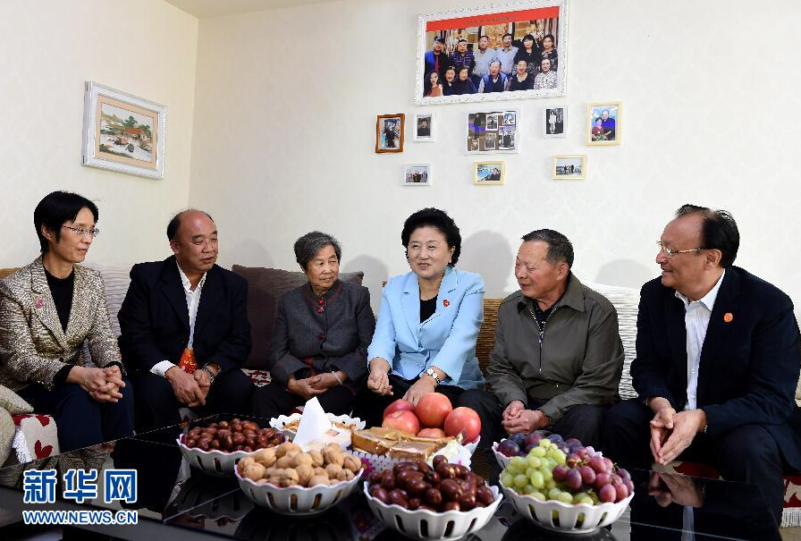 9月27日，中共中央政治局委員、國務院副總理、中央代表團副團長劉延東率中央代表團分團，帶著黨中央、國務院的親切關懷和全國各族人民的深切情誼，來到和田地區(qū)、阿克蘇地區(qū)慰問各族干部群眾，并祝賀大家中秋節(jié)快樂。這是劉延東來到新疆生產建設兵團第一師五團團場退休職工包春祥家中慰問。新華社記者 張領 攝