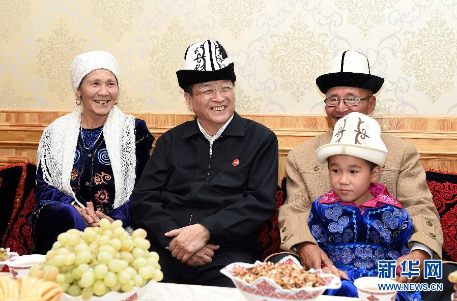 9月28日，中共中央政治局常委、全國政協(xié)主席、中央代表團團長俞正聲率中央代表團部分成員赴祖國最西端的新疆克孜勒蘇柯爾克孜自治州看望慰問各族干部群眾。這是俞正聲來到阿圖什市光明街道辦事處團結(jié)路社區(qū)看望柯爾克孜族居民。新華社記者 饒愛民 攝