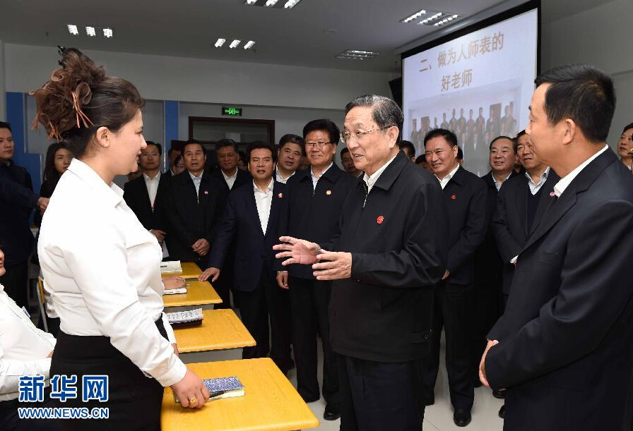 9月28日，中共中央政治局常委、全國政協(xié)主席、中央代表團團長俞正聲率中央代表團部分成員赴祖國最西端的新疆克孜勒蘇柯爾克孜自治州看望慰問各族干部群眾。這是俞正聲來到克州雙語師資培訓(xùn)學(xué)校，與老師、學(xué)員交流談心。新華社記者 饒愛民 攝