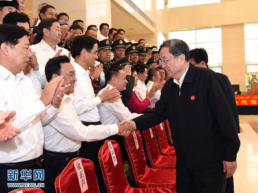 9月28日，中共中央政治局常委、全國政協(xié)主席、中央代表團團長俞正聲率中央代表團部分成員赴祖國最西端的新疆克孜勒蘇柯爾克孜自治州看望慰問各族干部群眾。這是俞正聲接見克州有關(guān)負責(zé)同志、各界人士代表和援疆干部代表。新華社記者 饒愛民 攝