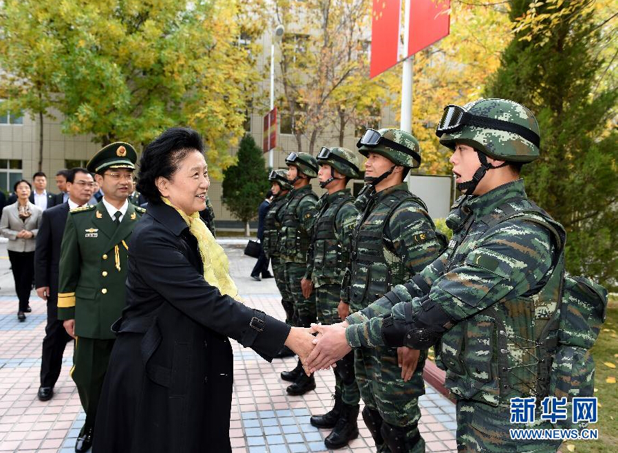 9月28日，中共中央政治局委員、國(guó)務(wù)院副總理、中央代表團(tuán)副團(tuán)長(zhǎng)劉延?xùn)|率中央代表團(tuán)分團(tuán)赴阿克蘇地區(qū)、伊犁哈薩克自治州慰問(wèn)，與各族干部群眾共度節(jié)日、共享歡樂(lè)。這是劉延?xùn)|在伊犁武警8660部隊(duì)駐地慰問(wèn)官兵。新華社記者張領(lǐng)攝