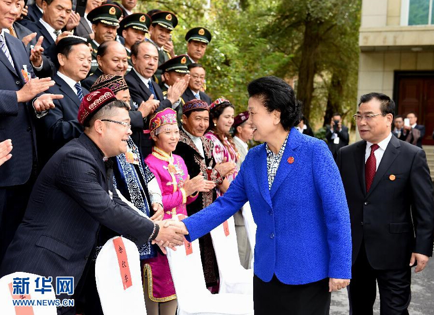 9月28日，中共中央政治局委員、國(guó)務(wù)院副總理、中央代表團(tuán)副團(tuán)長(zhǎng)劉延?xùn)|率中央代表團(tuán)分團(tuán)赴阿克蘇地區(qū)、伊犁哈薩克自治州慰問(wèn)，與各族干部群眾共度節(jié)日、共享歡樂(lè)。這是劉延?xùn)|接見(jiàn)伊犁黨政軍負(fù)責(zé)同志和各族各界人士、先進(jìn)模范、援疆干部代表等。新華社記者張領(lǐng)攝