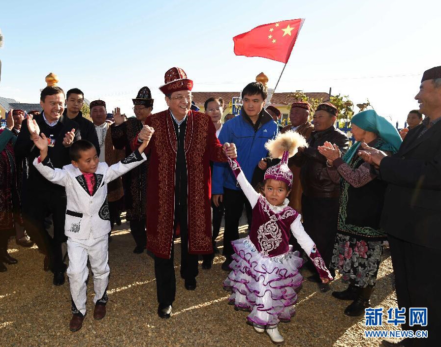 9月29日，中共中央政治局常委、全國政協(xié)主席、中央代表團團長俞正聲率中央代表團部分成員赴阿勒泰地區(qū)看望各族干部群眾。這是俞正聲來到布爾津縣也拉曼牧民定居新村看望哈薩克族牧民。新華社記者 高潔 攝