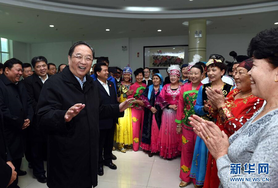 9月29日，中共中央政治局常委、全國政協(xié)主席、中央代表團團長俞正聲率中央代表團部分成員赴阿勒泰地區(qū)看望各族干部群眾。這是俞正聲來到阿勒泰地區(qū)老年人活動中心慰問群眾。新華社記者 饒愛民 攝