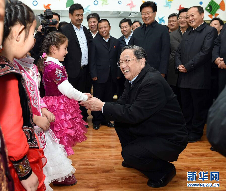 9月29日，中共中央政治局常委、全國政協(xié)主席、中央代表團團長俞正聲率中央代表團部分成員赴阿勒泰地區(qū)看望各族干部群眾。這是俞正聲來到布爾津縣也拉曼牧民定居新村幼兒園，同小朋友交流。新華社記者 饒愛民 攝