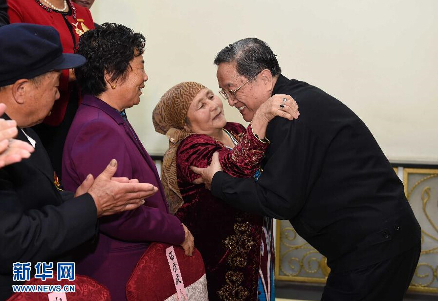 9月29日，中共中央政治局常委、全國政協(xié)主席、中央代表團團長俞正聲率中央代表團部分成員赴阿勒泰地區(qū)看望各族干部群眾。這是俞正聲接見阿勒泰地區(qū)有關(guān)負責同志、各界人士代表和援疆干部代表時與維吾爾族老人阿尼帕·阿力馬洪親切擁抱。阿尼帕·阿力馬洪先后收養(yǎng)漢、回、維吾爾、哈薩克4個民族的10個孤兒。新華社記者 饒愛民 攝 