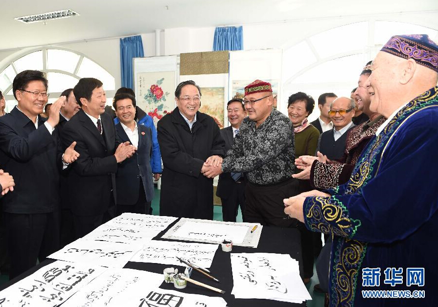 9月29日，中共中央政治局常委、全國政協(xié)主席、中央代表團團長俞正聲率中央代表團部分成員赴阿勒泰地區(qū)看望各族干部群眾。這是俞正聲來到阿勒泰地區(qū)老年人活動中心，觀看老同志書畫展，同老同志親切交談。新華社記者 高潔 攝