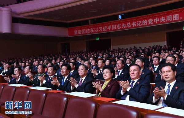     9月30日，慶祝新疆維吾爾自治區(qū)成立60周年文藝晚會(huì)《新疆禮贊》在新疆人民會(huì)堂精彩呈現(xiàn)。中共中央政治局常委、全國政協(xié)主席、中央代表團(tuán)團(tuán)長俞正聲，與2000余名各族群眾代表一起觀看演出。新華社記者 饒愛民 攝