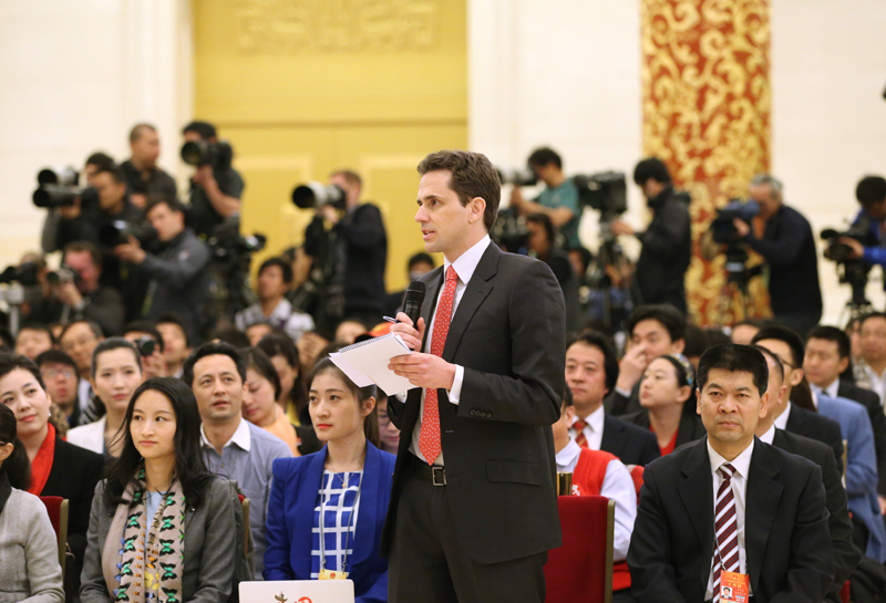3月15日，國務(wù)院總理李克強(qiáng)在北京人民大會堂與中外記者見面，并回答記者提問。這是一位記者在提問。 新華社記者 劉衛(wèi)兵攝