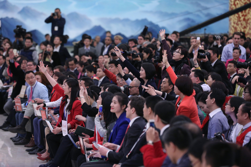 3月15日，國務(wù)院總理李克強(qiáng)在北京人民大會堂與中外記者見面，并回答記者提問。這是記者舉手爭取提問機(jī)會。 新華社記者 才揚(yáng) 攝