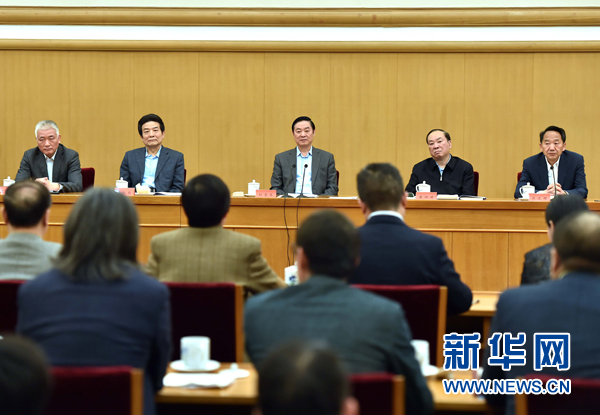 4月8日，中共中央政治局委員、中央書記處書記、中宣部部長(zhǎng)劉奇葆在北京同講好中國(guó)故事專家學(xué)者、文化交流使者研討班學(xué)員座談。 新華社記者李濤 攝