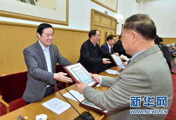 4月8日，中共中央政治局委員、中央書記處書記、中宣部部長(zhǎng)劉奇葆在北京同講好中國(guó)故事專家學(xué)者、文化交流使者研討班學(xué)員座談。這是劉奇葆在座談會(huì)上向獲得講好中國(guó)故事文化交流使者稱號(hào)的代表頒發(fā)證書。新華社記者 李濤 攝