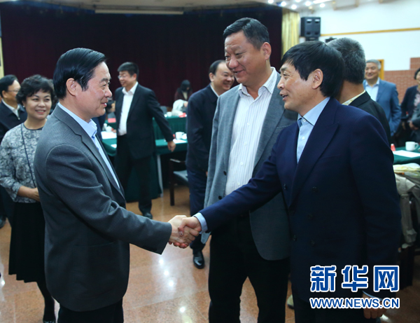 4月12日，中共中央政治局委員、中央書記處書記、中宣部部長劉奇葆在北京出席“走向世界的中國兒童文學(xué)”座談會并講話。這是座談會后，劉奇葆與國際安徒生獎獲得者、兒童文學(xué)作家曹文軒握手。新華社記者丁海濤攝