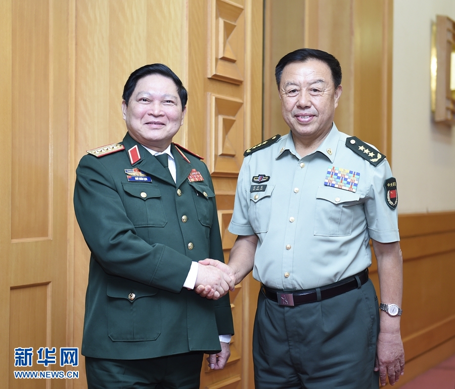8月29日，中共中央政治局委員、中央軍委副主席范長(zhǎng)龍?jiān)诒本?huì)見(jiàn)越南共產(chǎn)黨中央政治局委員、國(guó)防部長(zhǎng)吳春歷。 新華社記者張領(lǐng)攝