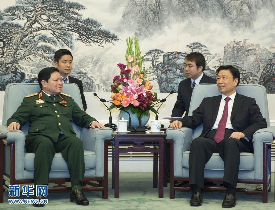 8月29日，中共中央政治局委員、國(guó)家副主席李源潮在北京會(huì)見(jiàn)越南共產(chǎn)黨中央政治局委員、國(guó)防部長(zhǎng)吳春歷。 新華社記者丁林?jǐn)z