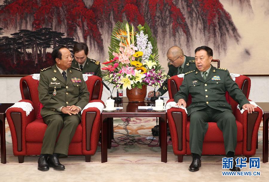 10月13日，中央軍委副主席范長龍在北京會見柬埔寨王國副首相兼國防大臣迪班。 新華社記者 馬占成 攝 