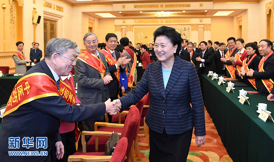 12月29日，中共中央政治局委員、國務(wù)院副總理劉延?xùn)|在北京與中醫(yī)藥高等學(xué)校教學(xué)名師座談。這是座談會前，劉延?xùn)|與獲得表彰的教師握手。新華社記者 張鐸 攝