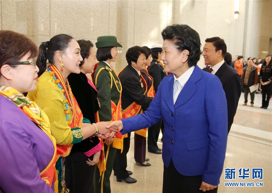 3月8日，由全國婦聯(lián)主辦的“三八”國際婦女節(jié)紀(jì)念暨表彰大會(huì)在北京舉行。中共中央政治局委員、國務(wù)院副總理劉延?xùn)|，中共中央政治局委員、國家副主席李源潮會(huì)見受表彰的先進(jìn)代表。新華社記者殷剛攝