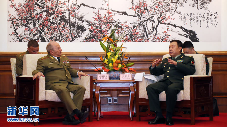 3月28日，中央軍委副主席范長龍在北京釣魚臺國賓館會見來華訪問的古巴革命武裝力量部部長萊奧波爾多·辛特拉。 新華社發(fā)（劉芳 攝） 