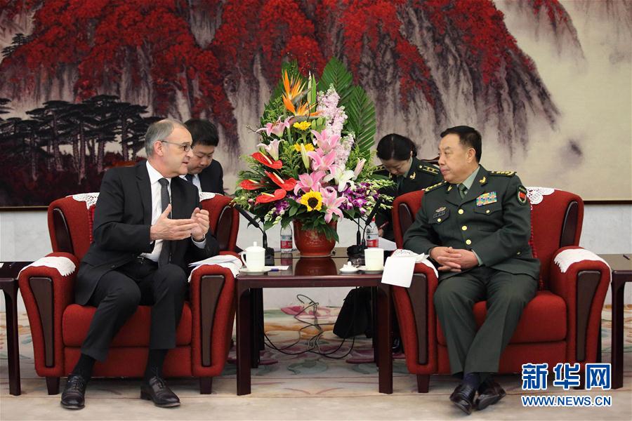 3月31日，中央軍委副主席范長龍?jiān)诒本?huì)見來訪的瑞士國防、民防和體育部長帕莫蘭。 新華社記者 劉芳 攝
