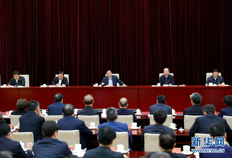 4月13日，中央宣傳部、中央政法委在北京召開貫徹落實《關(guān)于進一步把社會主義核心價值觀融入法治建設(shè)的指導意見》電視電話會議。中共中央政治局委員、中央書記處書記、中宣部部長劉奇葆出席會議并講話。新華社記者丁海濤攝