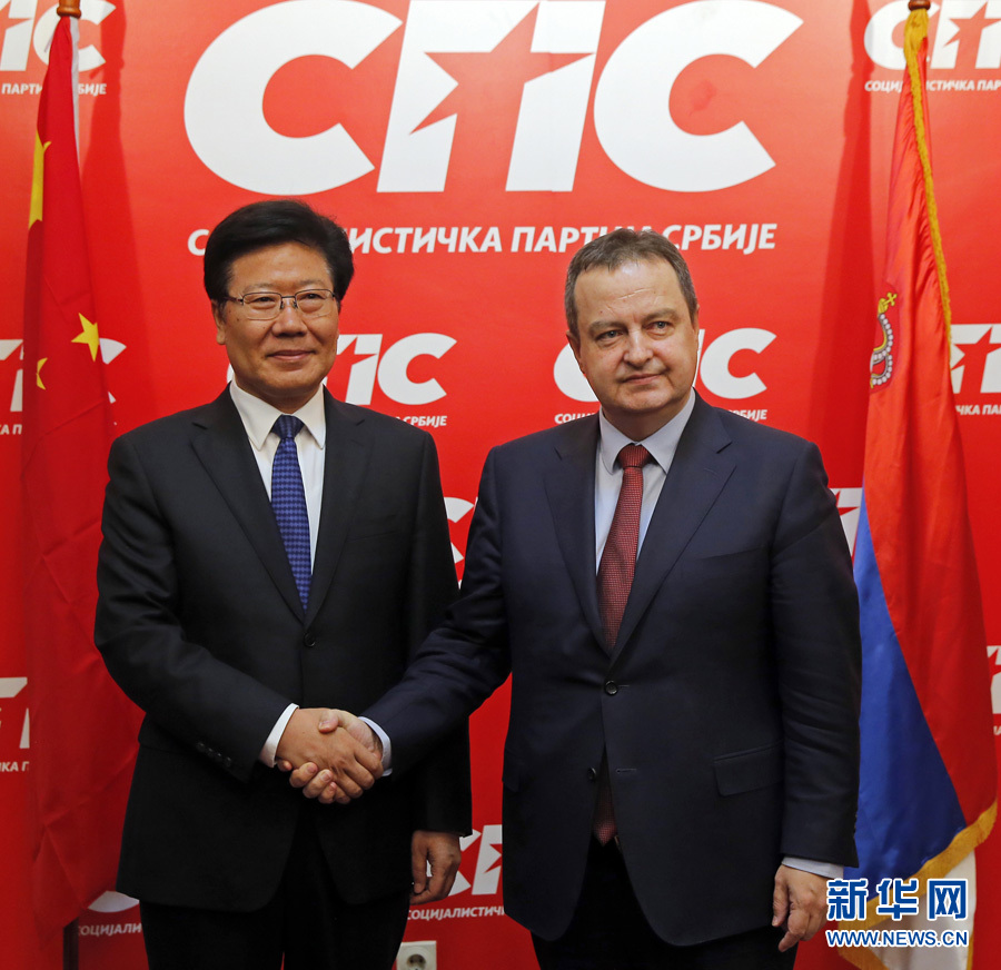 4月13日，中共中央政治局委員、中央黨的建設工作領導小組副組長張春賢（左）在塞爾維亞貝爾格萊德會見塞社會黨主席、政府第一副總理兼外長達契奇。新華社發(fā)（普雷德拉格·米洛薩夫列維奇攝）