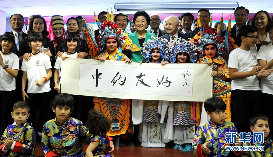 4月20日，在約旦首都安曼，中國國務(wù)院副總理劉延?xùn)|（中）考察TAG孔子學院。 新華社記者林曉蔚攝