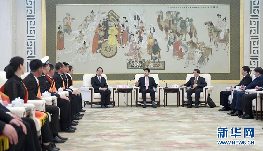 4月24日，第十三屆全國(guó)見(jiàn)義勇為英雄模范表彰大會(huì)在北京人民大會(huì)堂召開(kāi)。會(huì)前，中共中央政治局委員、中央政法委書(shū)記孟建柱與見(jiàn)義勇為英雄模范及家屬代表座談。國(guó)務(wù)委員、公安部部長(zhǎng)郭聲琨出席座談會(huì)并在表彰大會(huì)上講話。新華社記者 張鐸 攝
