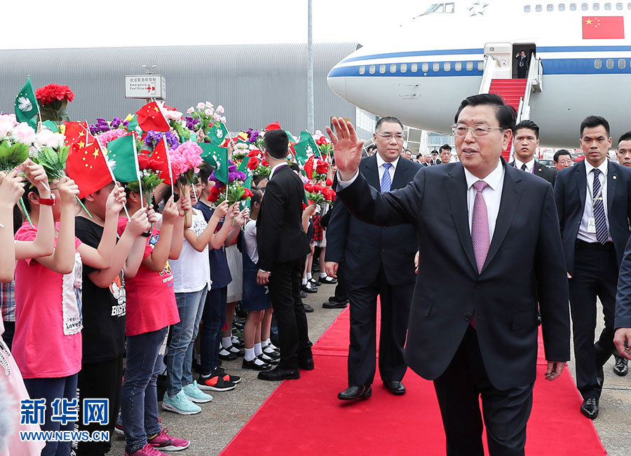 5月8日至10日，中共中央政治局常委、全國(guó)人大常委會(huì)委員長(zhǎng)張德江視察澳門特別行政區(qū)。這是5月8日，張德江抵達(dá)澳門國(guó)際機(jī)場(chǎng)。 新華社記者龐興雷 攝 
