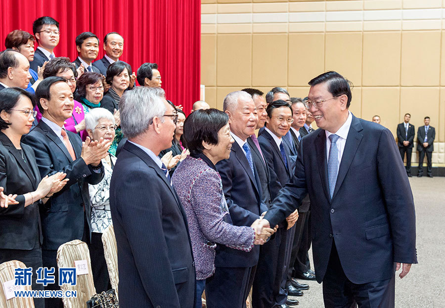 5月8日至10日，中共中央政治局常委、全國(guó)人大常委會(huì)委員長(zhǎng)張德江視察澳門特別行政區(qū)。這是5月9日，張德江與澳門社會(huì)各界人士代表座談。新華社記者 李學(xué)仁 攝
