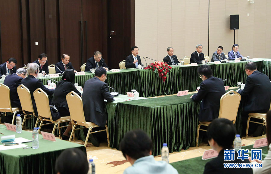 5月8日至10日，中共中央政治局常委、全國(guó)人大常委會(huì)委員長(zhǎng)張德江視察澳門特別行政區(qū)。這是5月10日，張德江與教育工作者和學(xué)生代表座談。新華社記者 龐興雷 攝