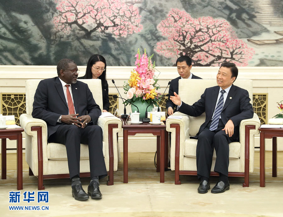 5月15日，國家副主席、中國紅十字會名譽會長李源潮在北京會見來華出席“一帶一路”國際合作高峰論壇的紅十字會與紅新月會國際聯(lián)合會秘書長阿西。新華社記者 王曄 攝