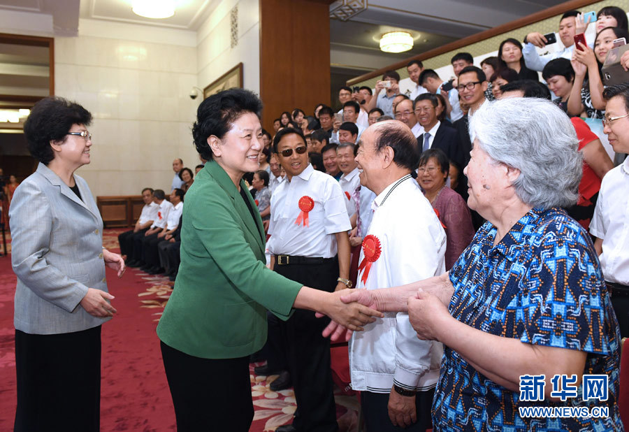 6月16日，中共中央政治局委員、國務(wù)院副總理劉延?xùn)|在北京看望出席中國人口福利基金會(huì)成立30周年座談會(huì)的歷屆“中華人口獎(jiǎng)”獲獎(jiǎng)?wù)叽?。新華社記者 饒愛民 攝