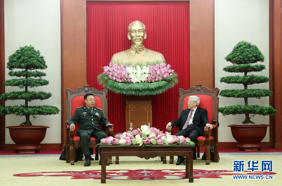 6月18日，在越南首都河內(nèi)，正在越南訪問(wèn)的中央軍委副主席范長(zhǎng)龍（左）會(huì)見(jiàn)越共中央總書(shū)記阮富仲。 新華社發(fā)（李曉偉攝） 
