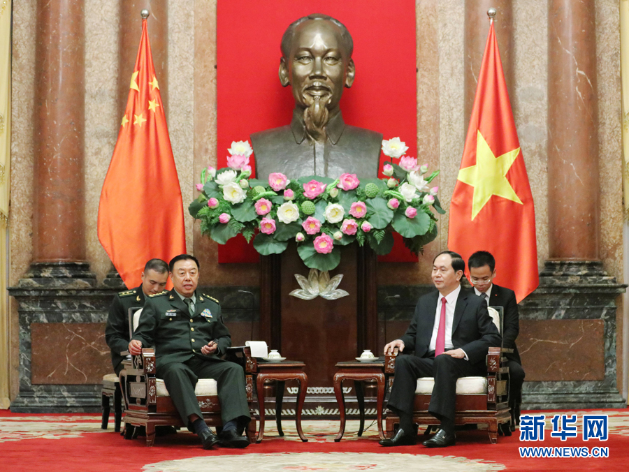6月18日，在越南首都河內(nèi)，正在越南訪問(wèn)的中央軍委副主席范長(zhǎng)龍（左前）會(huì)見(jiàn)越南國(guó)家主席陳大光（右前）。 新華社發(fā)（李曉偉攝）