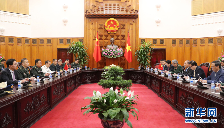 6月18日，在越南首都河內(nèi)，正在越南訪問(wèn)的中央軍委副主席范長(zhǎng)龍（左三）會(huì)見(jiàn)越南政府總理阮春福（右三）。 新華社發(fā)（李曉偉攝）