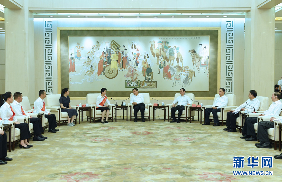 6月21日，廖俊波同志先進(jìn)事跡報(bào)告會(huì)在北京人民大會(huì)堂舉行。報(bào)告會(huì)前，中共中央政治局常委、中央書記處書記劉云山會(huì)見報(bào)告團(tuán)成員，代表習(xí)近平總書記，代表黨中央，向廖俊波同志家屬表示親切慰問，并頒發(fā)黨中央追授廖俊波同志“全國優(yōu)秀共產(chǎn)黨員”證書、獎(jiǎng)?wù)?。新華社記者 饒愛民 攝