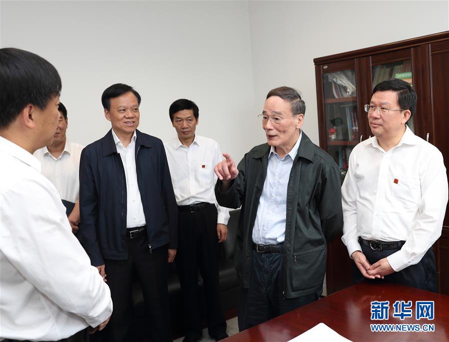 6月20日至22日，中共中央政治局常委、中央紀(jì)委書(shū)記王岐山在貴州省檢查紀(jì)檢監(jiān)察工作。這是6月21日，王岐山在省紀(jì)委與紀(jì)檢監(jiān)察干部親切交流。新華社記者 王曄 攝