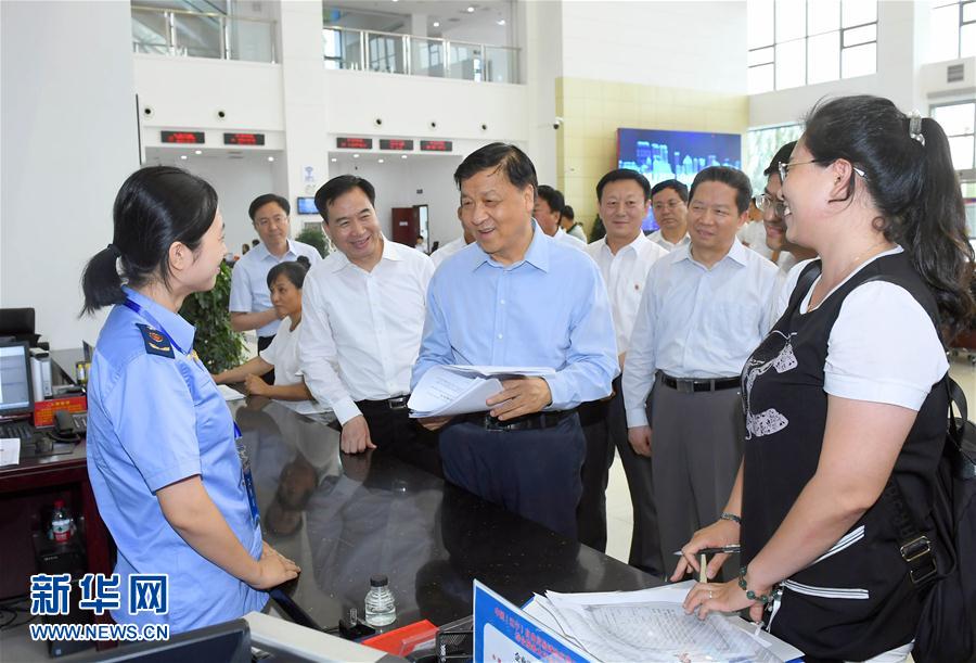 6月22日至24日，中共中央政治局常委、中央書記處書記劉云山在遼寧調(diào)研。這是6月22日，劉云山在中國（遼寧）自貿(mào)試驗(yàn)區(qū)營口片區(qū)與干部群眾深入交流。新華社記者 張鐸 攝