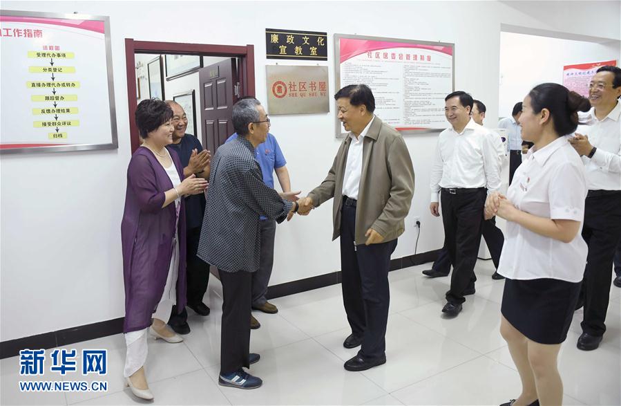 6月22日至24日，中共中央政治局常委、中央書記處書記劉云山在遼寧調(diào)研。這是6月23日，劉云山在錦州市西街社區(qū)與干部群眾深入交流。新華社記者 張鐸 攝
